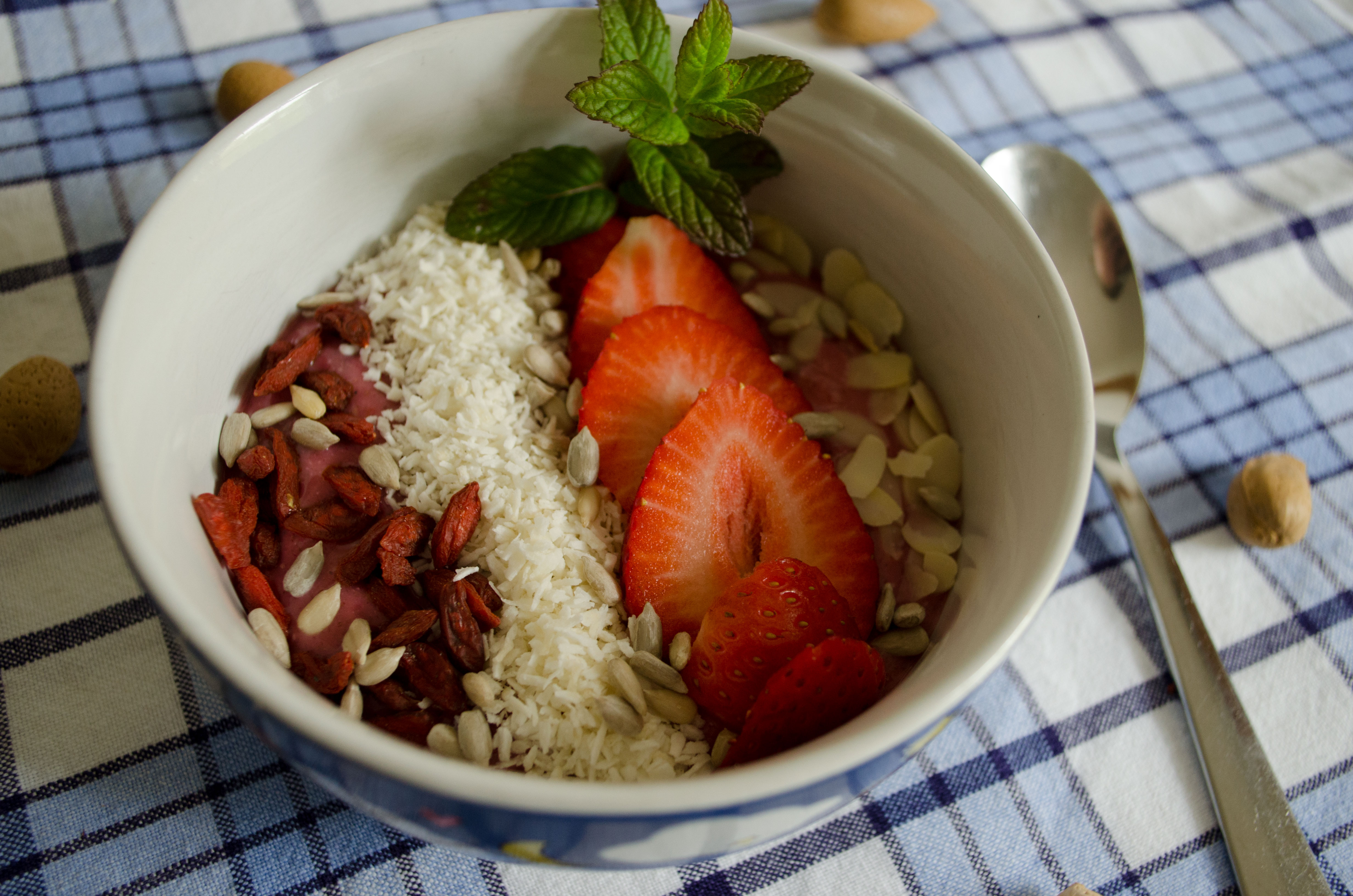 Baobab-Goji-Beeren-erdbeeren-smoothie-bowl-vegan