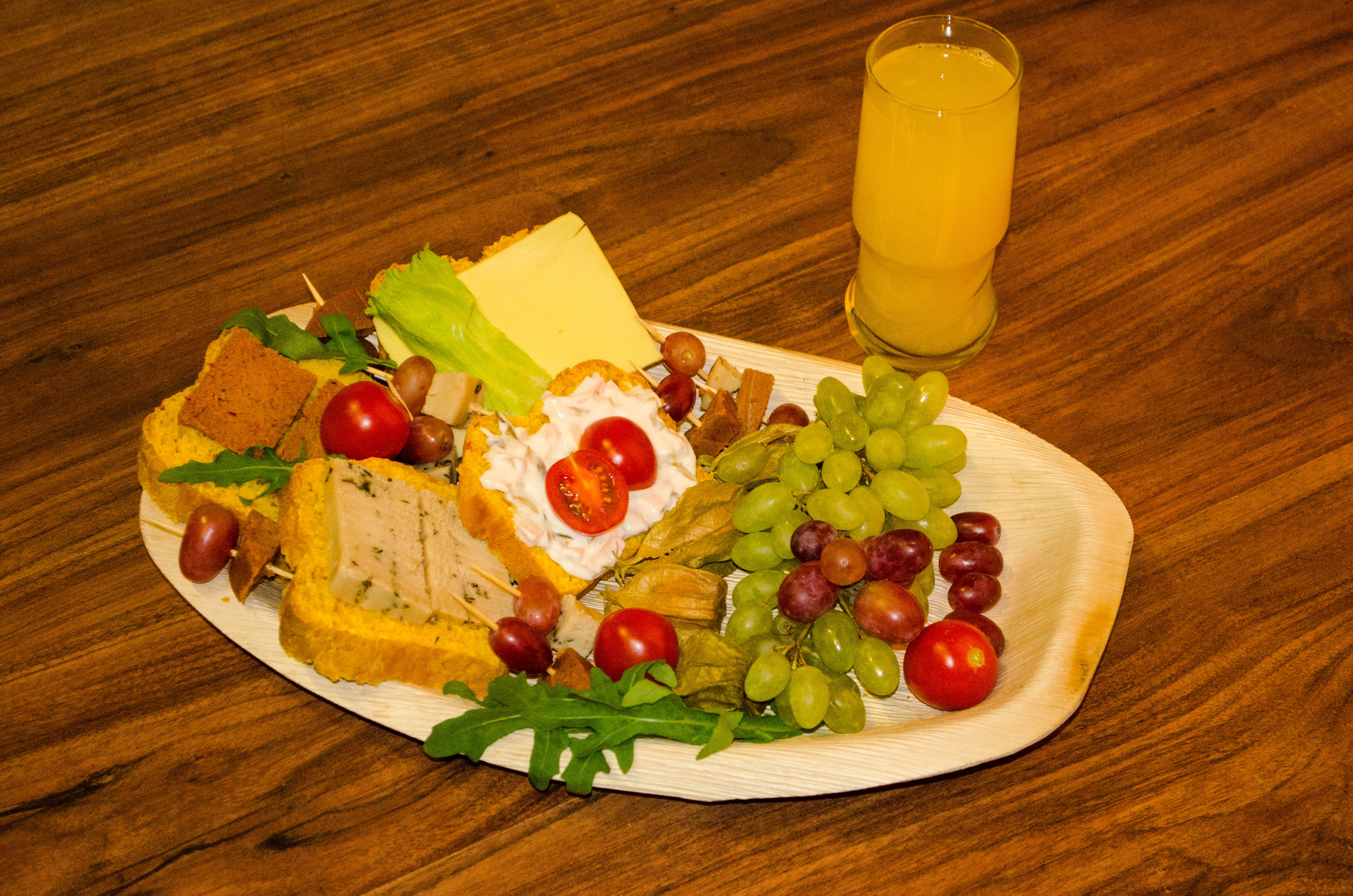 Veganes-Fr-hst-ck-mit-K-rbis-Brot-Aufschnitt-Obst-und-Gem-se